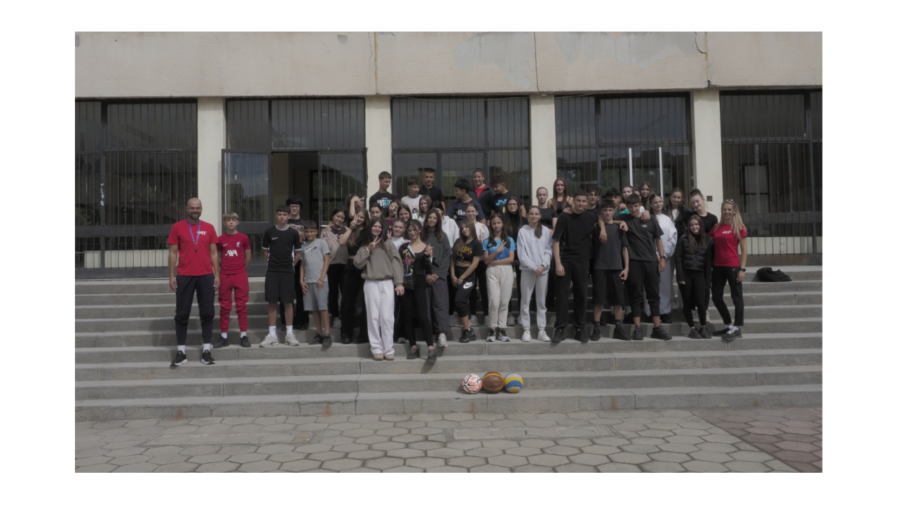 Голяма група ученици и преподаватели, облечени в спортни екипи