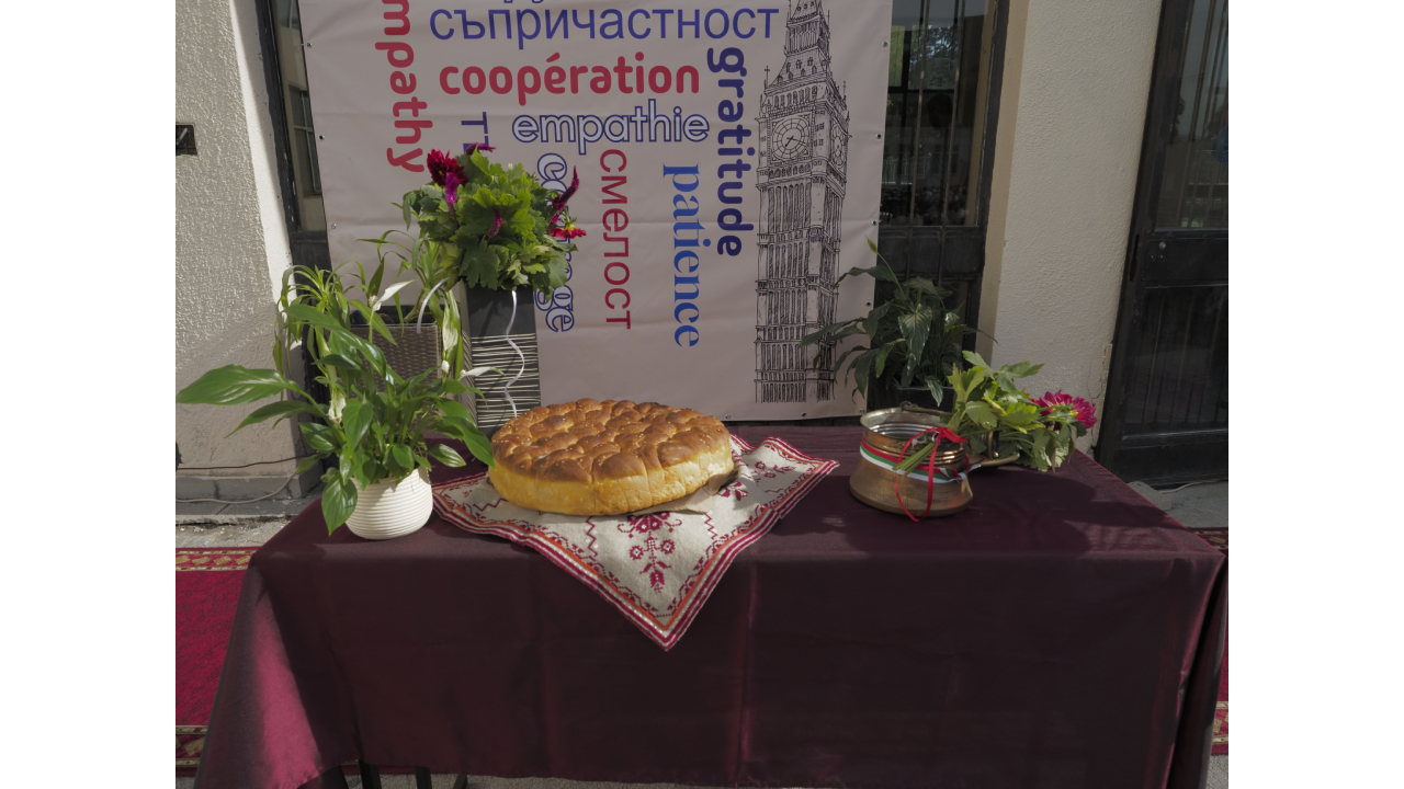 Обредна питка и менче със здравец върху маса