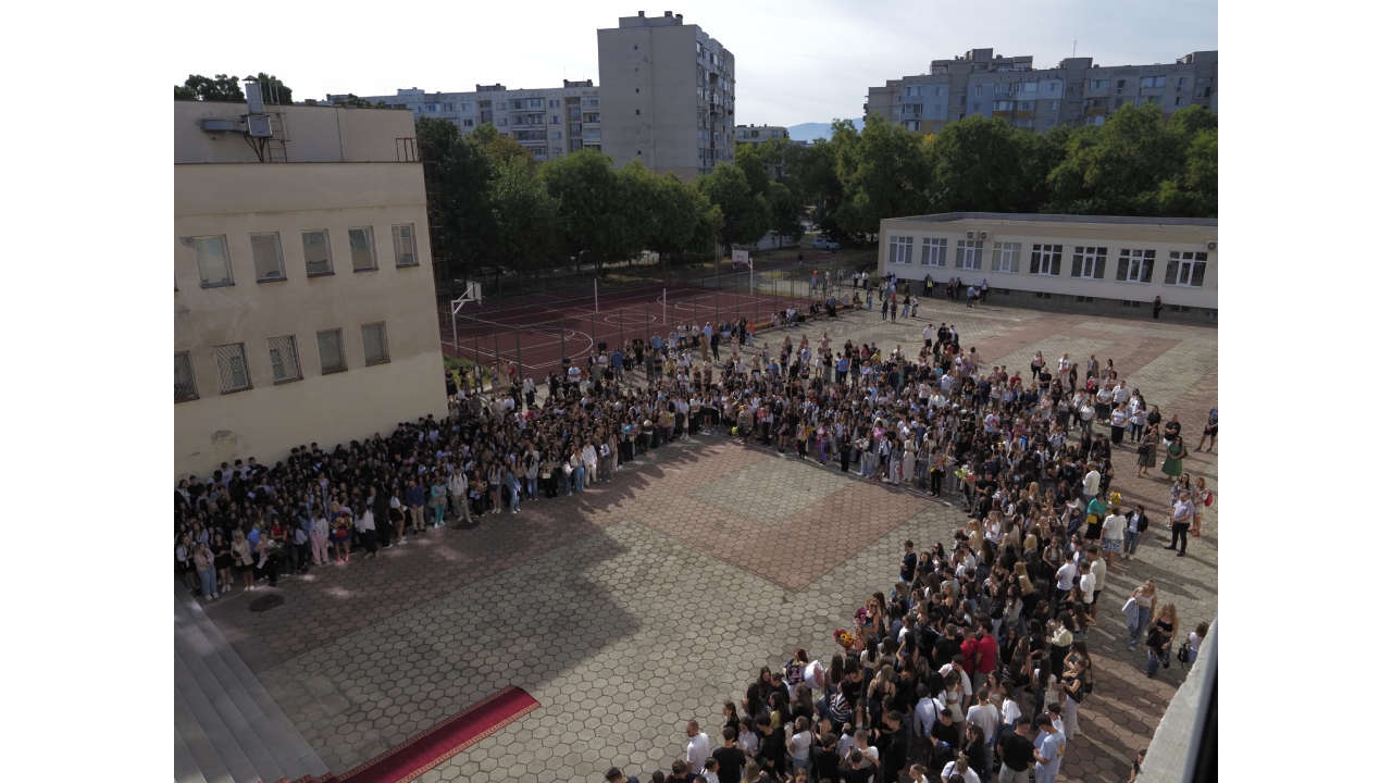 Училищен двор пълен с ученици